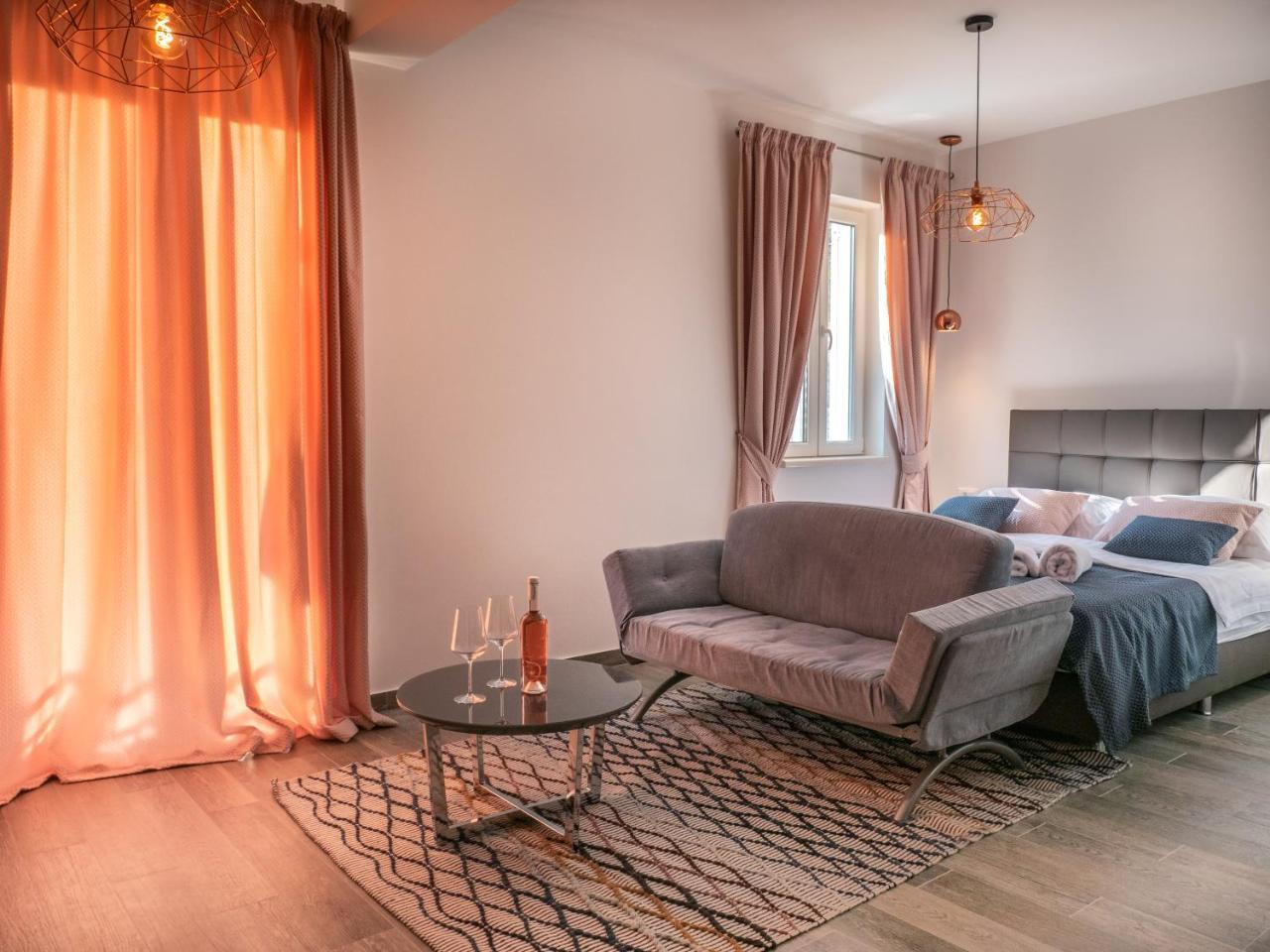 Pine Tree Boutique Apartments Saplunara Ngoại thất bức ảnh