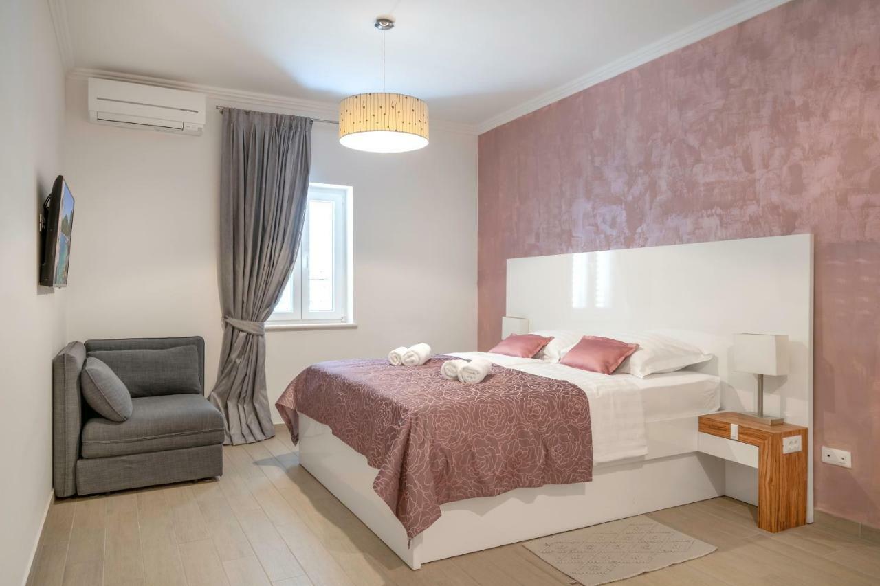 Pine Tree Boutique Apartments Saplunara Ngoại thất bức ảnh